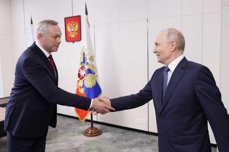 Президент заслушал доклад о социально-экономической ситуации в регионе. Фото: «Кремль. Новости»