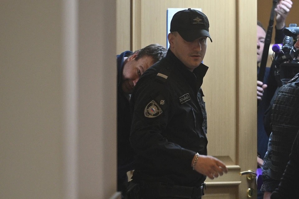 Убийцу 9-летнего Паши доставили в суд, где он впервые увидел мать ребенка.