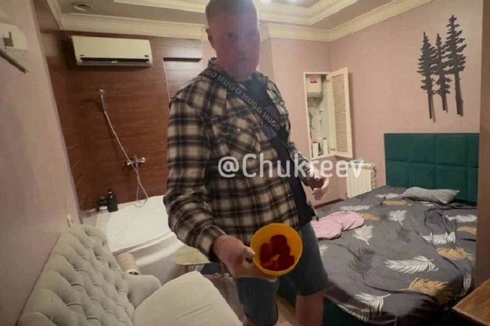 Общественник Дмитрий Чукреев проверил интим-салон. Фото: скриншот видео