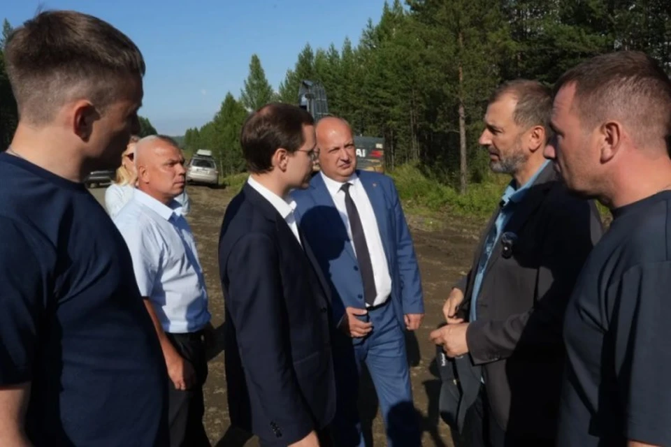 Александр Ведерников вместе с Виталием Перетолчиным и Артемом Лобковым проверили, как идет ремонт трех участков трассы Усть-Илимск-Братск.