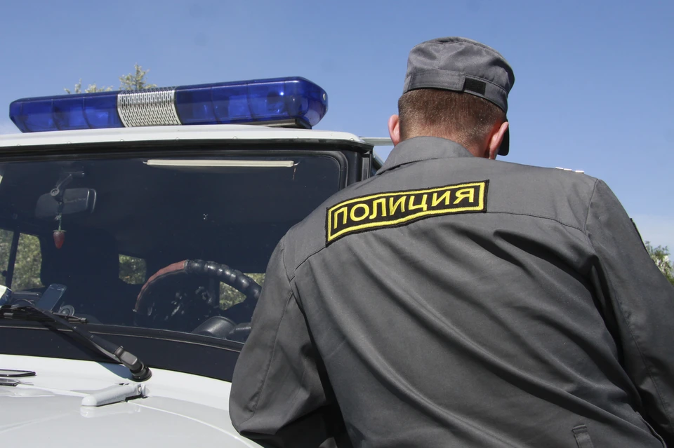 По данным источника, полицейским предъявили обвинение в превышении должностных полномочий