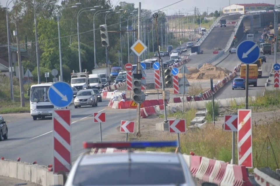 На дороге идет ремонт и обеспечивается безопасность