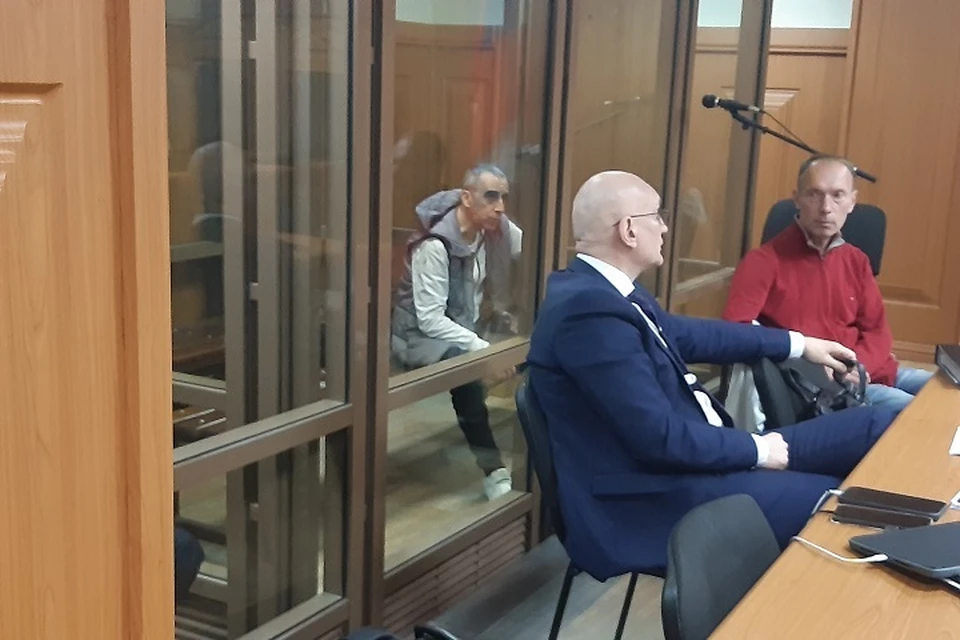 В этот раз подсудимый почему-то решил устроить себе перекус чуть ли не во время суда.