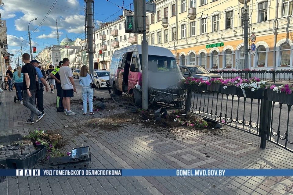 В Гомеле маршрутка врезалась в светофор. Фото: телеграм-канал УВД Гомельского облисполкома