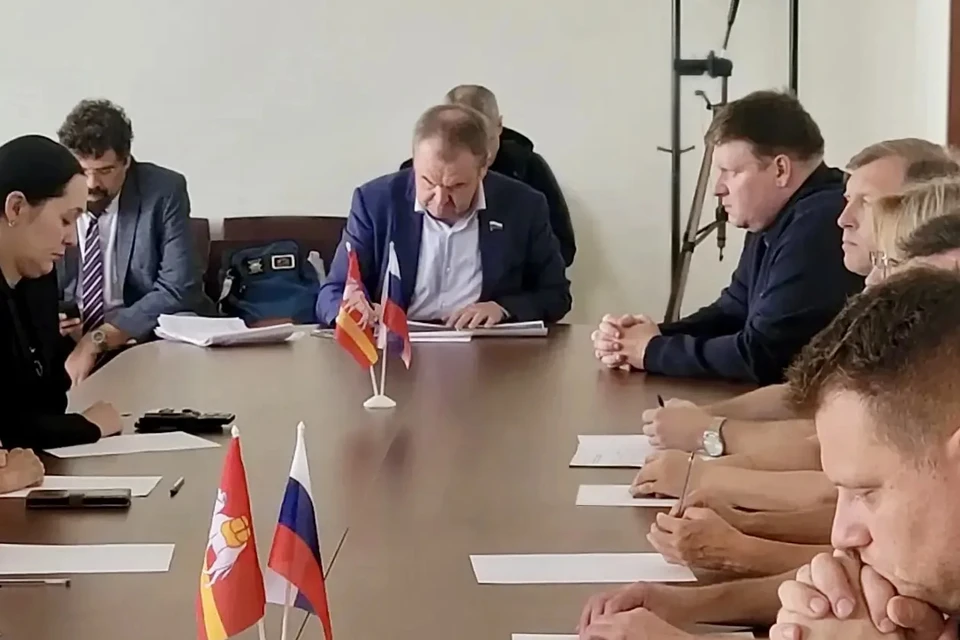 Станислав Наумов (в центре) в окружной избирательной комиссии во время процесса сдачи подписей. Фото: Избирательная комиссия Челябинской области / МАХ