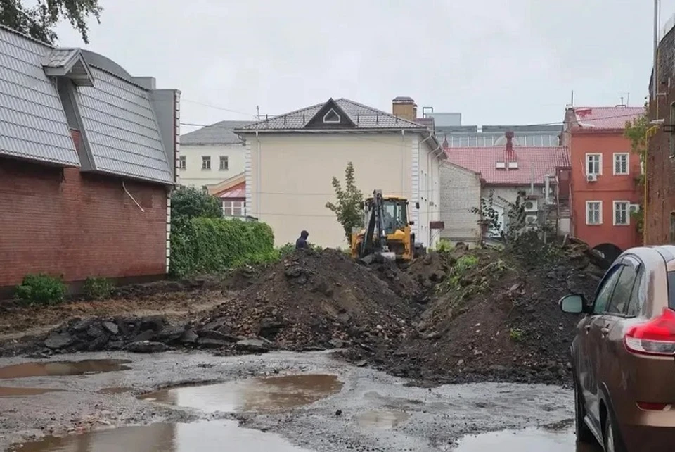 На улице Чкалова в Рыбинске благоустраивают территорию.