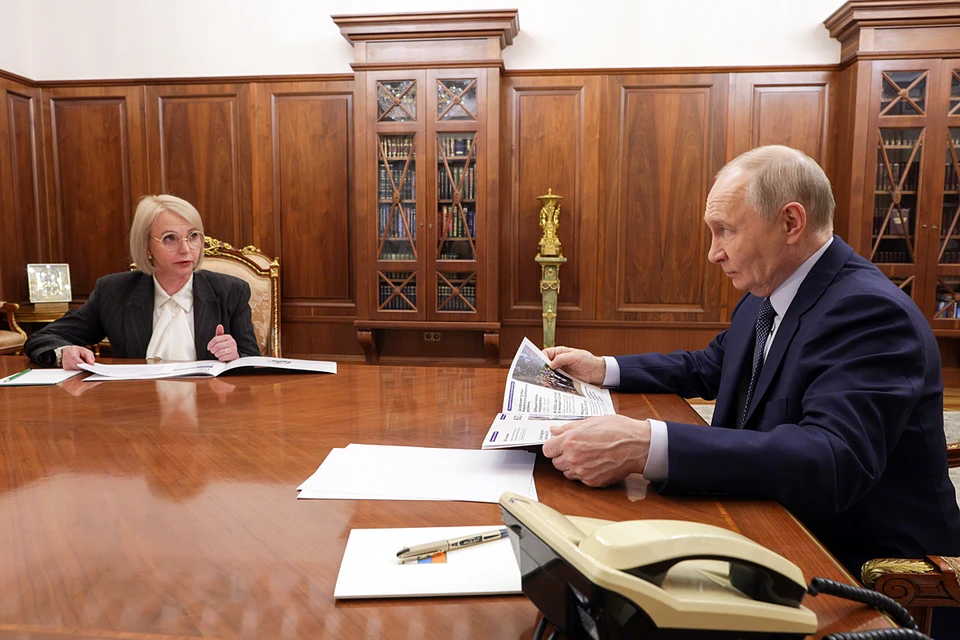 Владимир Путин и губернатор Ненецкого автономного округа Ирина Гехт во время встречи. Фото: Михаил Метцель/пресс-служба президента РФ/ТАСС