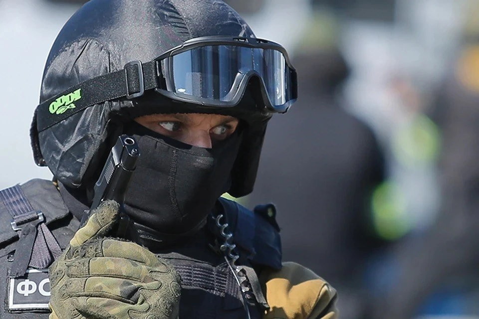 В руках сотрудников ФСБ оказываются не только жертвы мошенников, но и граждане, сознательно предлагающие свои услуги в качестве диверсантов. Фото: Виталий Невар/ТАСС