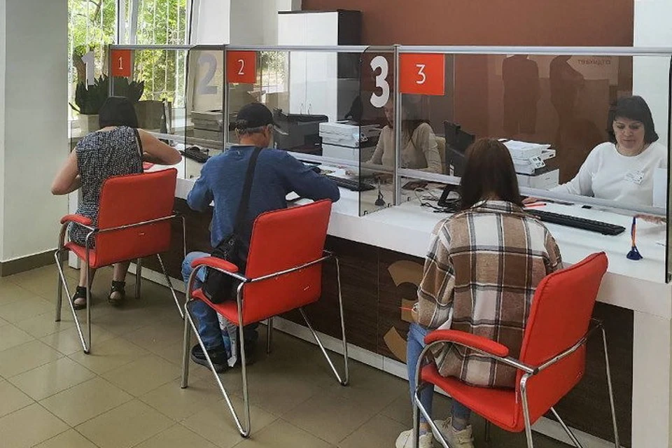 По четвергам сотрудники всех офисов МФЦ проводят прием документов только по установленному перечню услуг. Фото: Архив ГБУ «МФЦ ДНР»