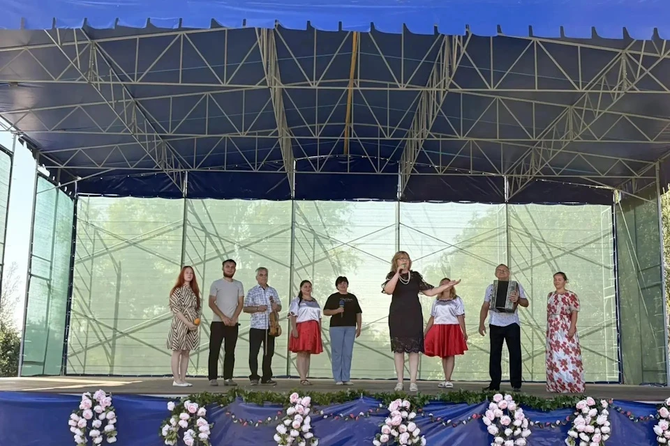 Вокалисты Каховского округа протестировали новую передвижную сцену Фото: администрация Каховского окруа