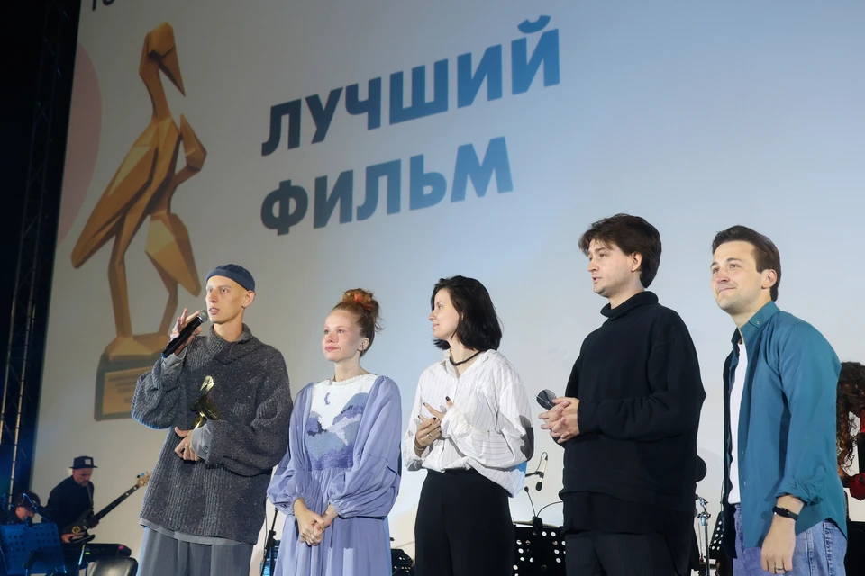 Лучшим фильмом конкурса полнометражных дебютов стала лента «Жизнь после смерти» режиссера Артема Дубра.