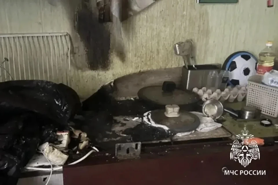 В Шелехове загорелась квартира из-за включенного в розетку удлинителя.
