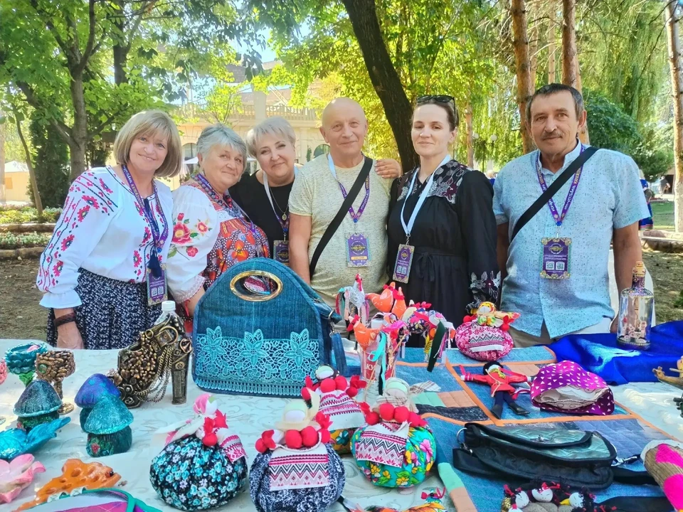 Мастера народного клуба «Левша» Луганского республиканского центра народного творчества с успехом представили культуру Луганщины. ФОТО: Минкультуры ЛНР
