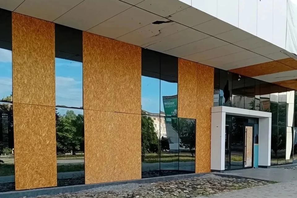 В Новой Каховке специалисты приступили к ликвидации последствий недавнего удара со стороны украинских войск. Фото: MAX-канал Владимира Оганесова