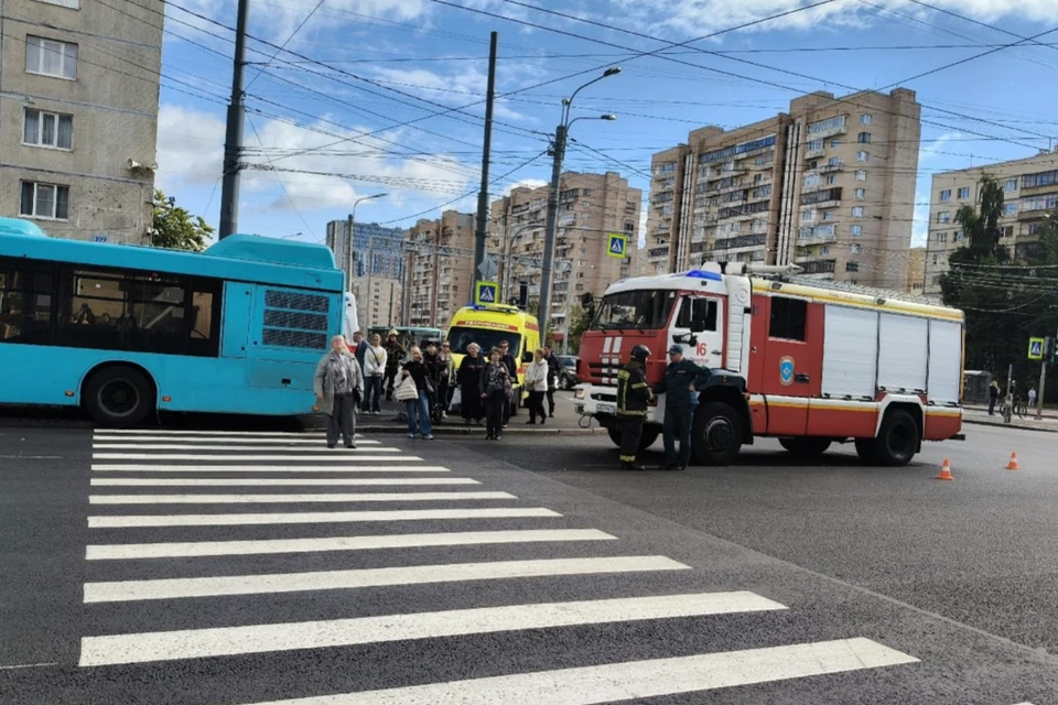 Автобус съехал с дороги и влетел прямо в павильон, где ждали люди. Фото: https://t.me/Megapolisonline
