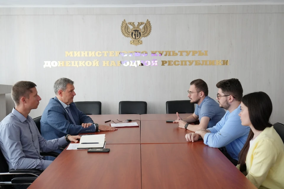Министр культуры ДНР Михаил Желтяков встретился с представителями добровольческих и волонтерских движений Республики. Фото: ТГ/Желтяков