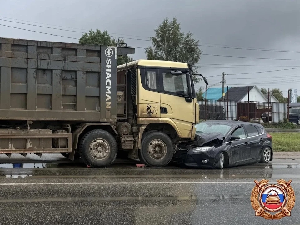 В Калининском округе грузовик протаранил «Форд», а в Вышнем Волочке мопед врезался в забор. Фото: Госавтоинспекция Тверской области.