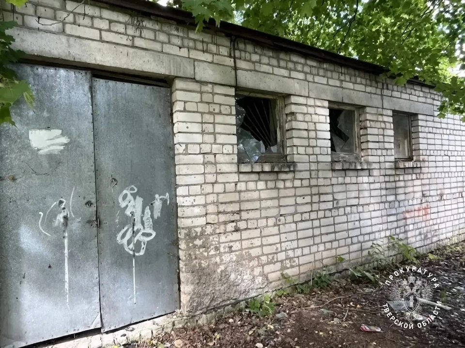 Группа подростков напала на ребенка на территории заброшенного здания 25 августа. Фото: прокуратура Тверской области.