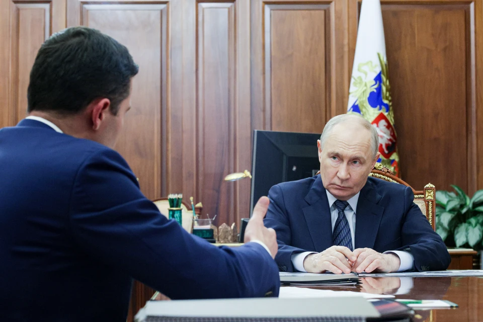 Президент РФ Владимир Путин и министр промышленности и торговли РФ Антон Алиханов во время встречи в Кремле. Фото: Михаил Метцель/Пресс-служба президента РФ/ТАСС