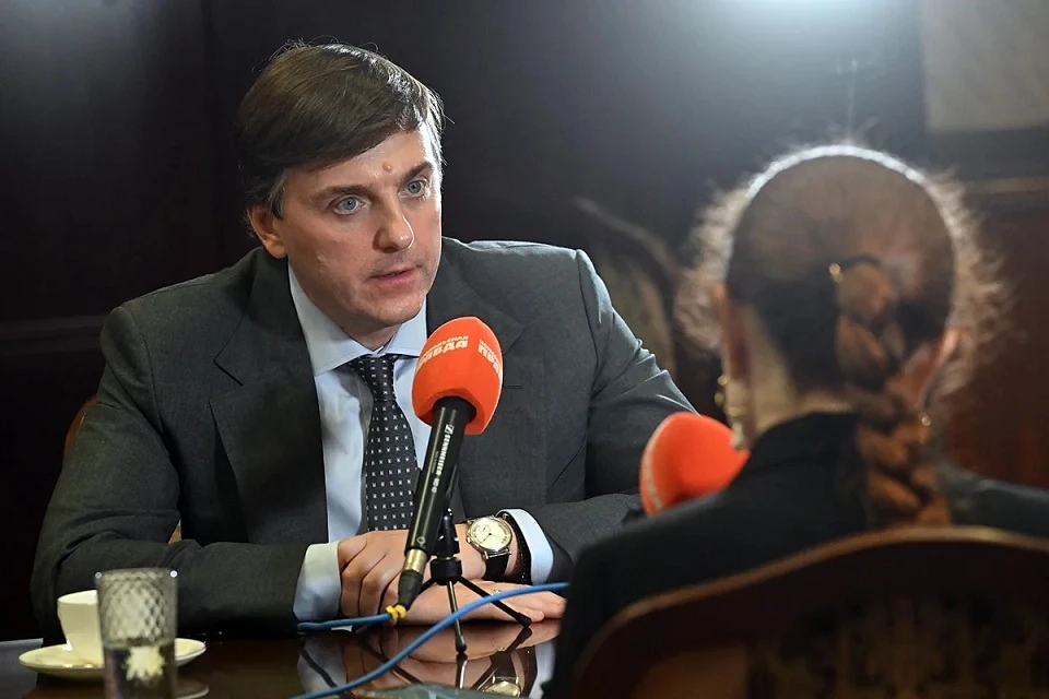 «Некоторые игрушки берешь и аж самому страшно»: Кравцов рассказал, что изменится в детсадах
