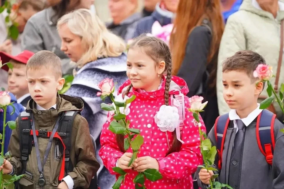 В Ижевске День знаний начался с линеек для первых и одиннадцатых классов. Фото: max.ru/d_a_chistyakov