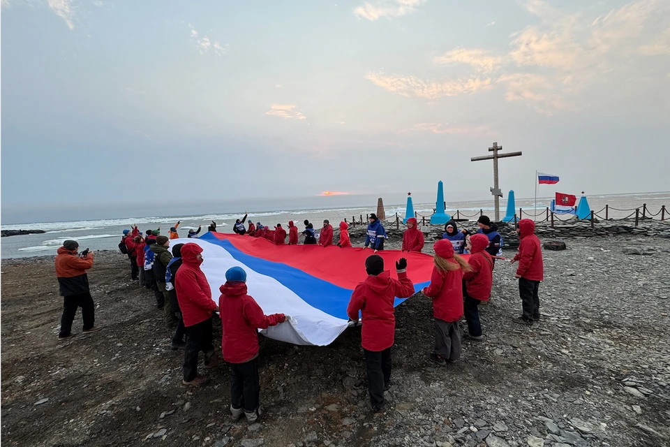 Церемония открытия мемориала полярникам на мысе Челюскин.