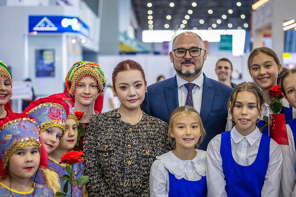 У Ян Жуньсинь более 100 миллионов подписчиков. Фото: Владимир Нестеров.