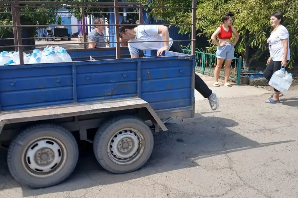 В села Херсонщины доставили бутилированную воду Фото: пресс-служба Игоря Кастюкевича