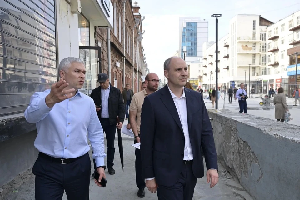 Денис Паслер и Рустам Галямов проконтролировали ремонтные работы в центре Екатеринбурга. Фото: канал Дениса Паслера