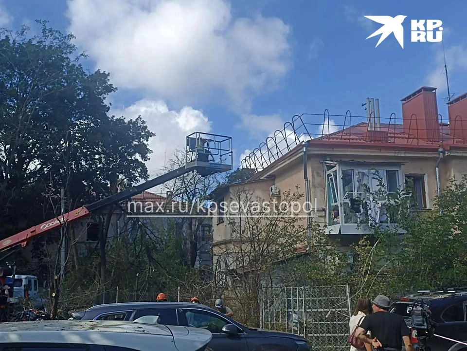 На месте происшествия работают городские службы и волонтеры.