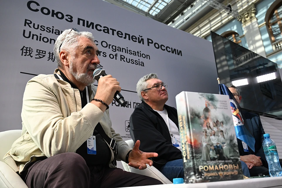 Кинопродюсер, член Союза кинематографистов России Олег Урушев и автор книги писатель, сценарист, журналист, член Союза писателей и Союза журналистов России Сергей Козлов