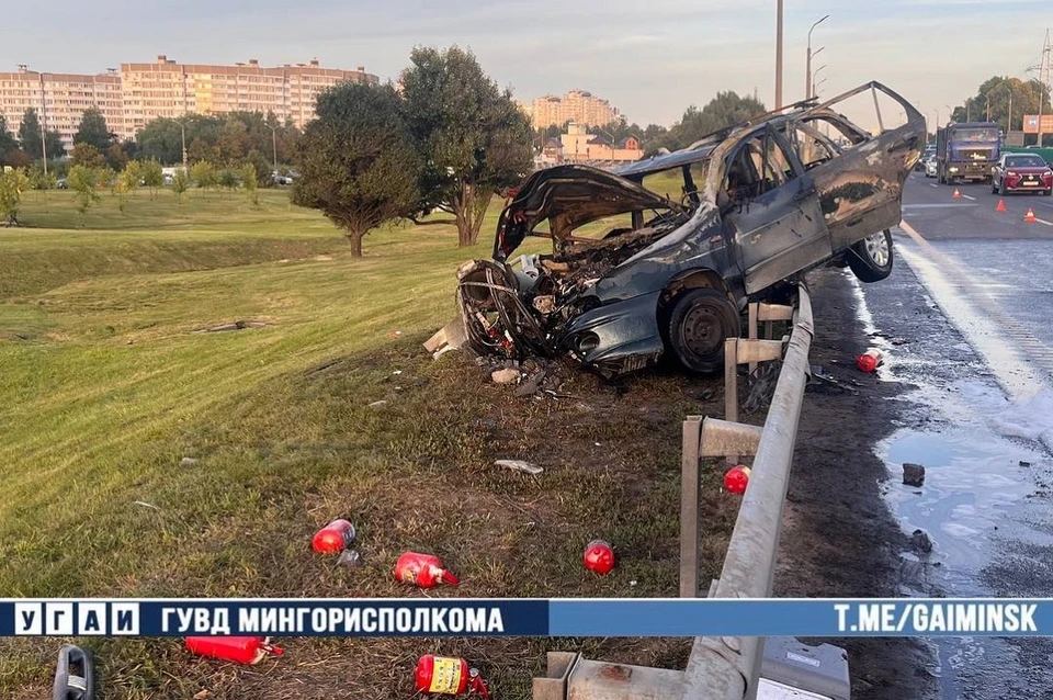 В Минске авто загорелось после ДТП. Фото: УГАИ ГУВД Мингорисполкома.