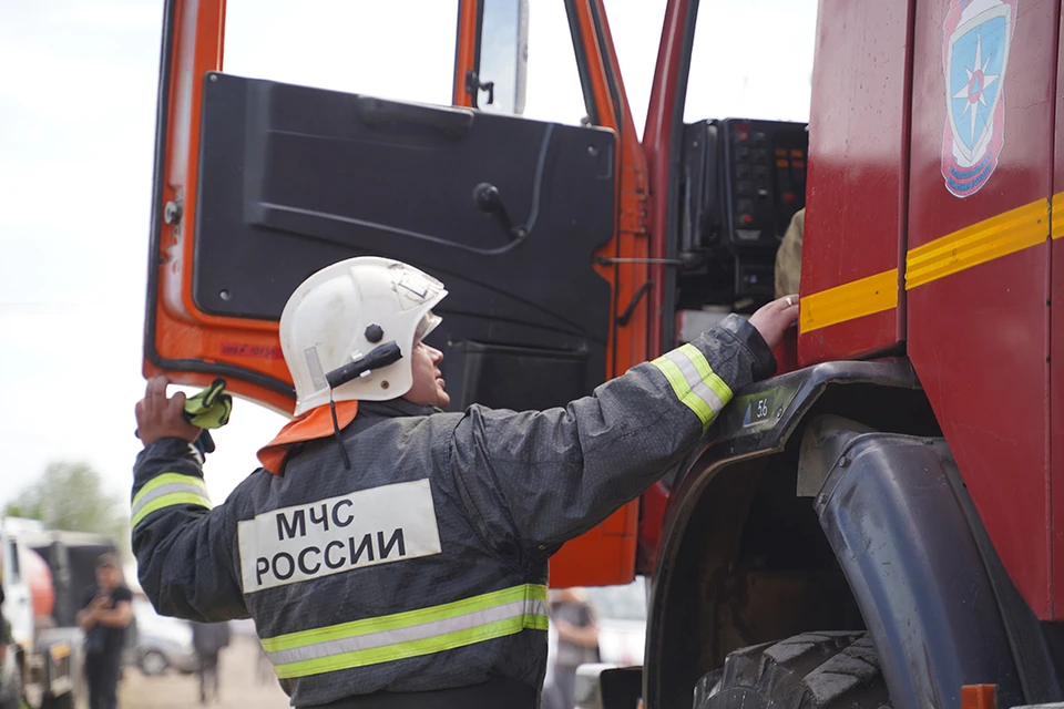 Сотрудники МЧС вручную тушат пожар в заповеднике под Анапой.