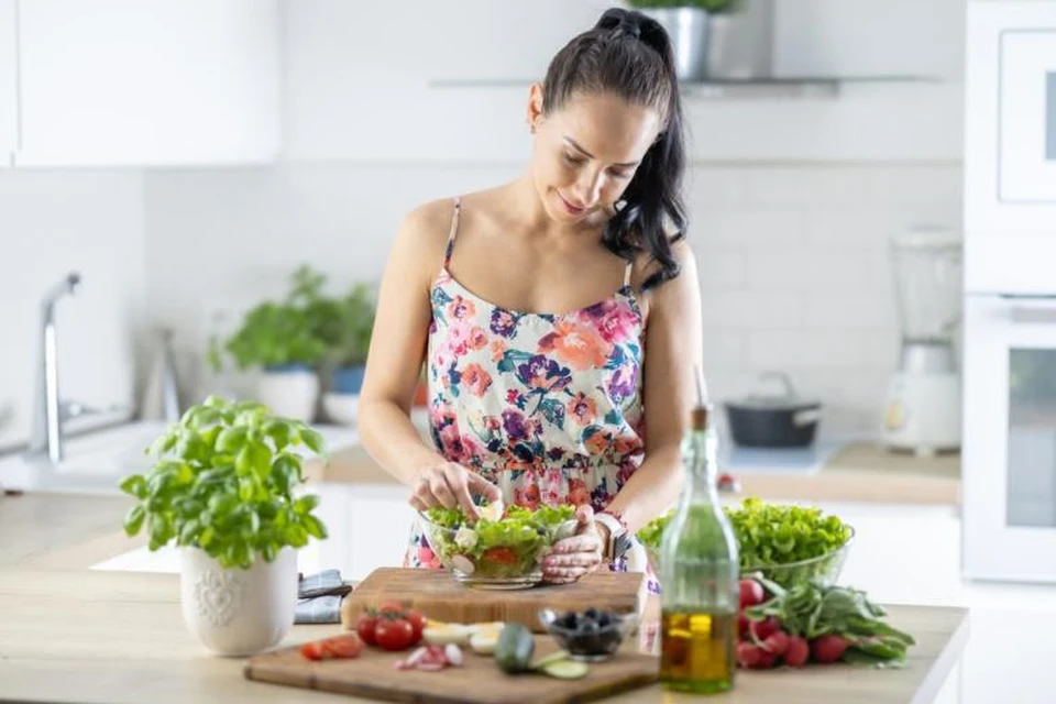 Овощи, фрукты, листовая зелень, бобовые, цельнозерновые продукты и жирная рыба позволяют замедлить старение организма. Фото:соцсети