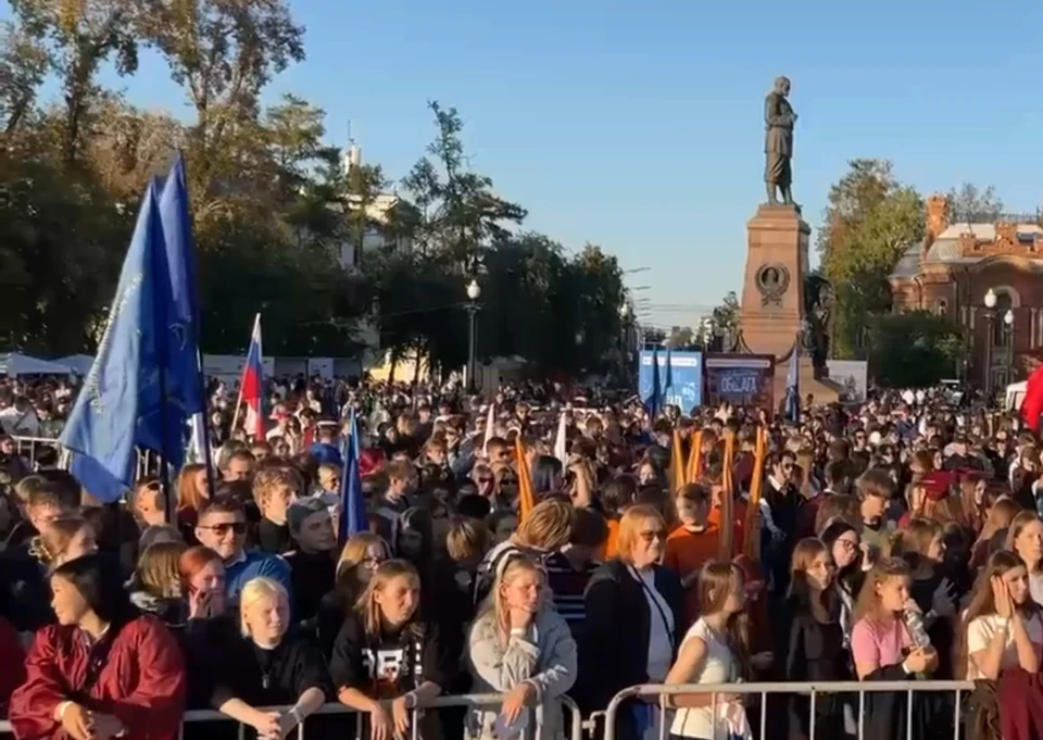 Пять тысяч студентов прошли парадом у памятника Александру III в Иркутске.