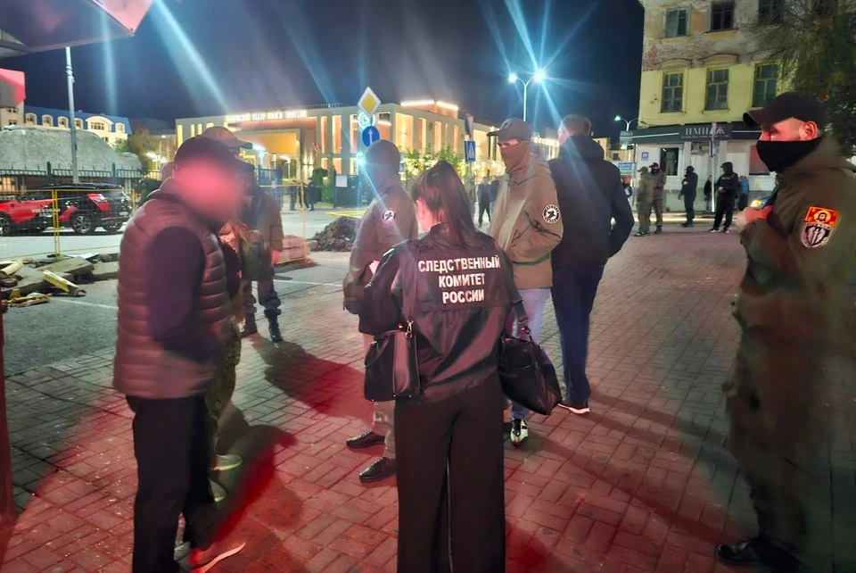 Следователи и полиция провели вечерний рейд в доме на улице Марата.