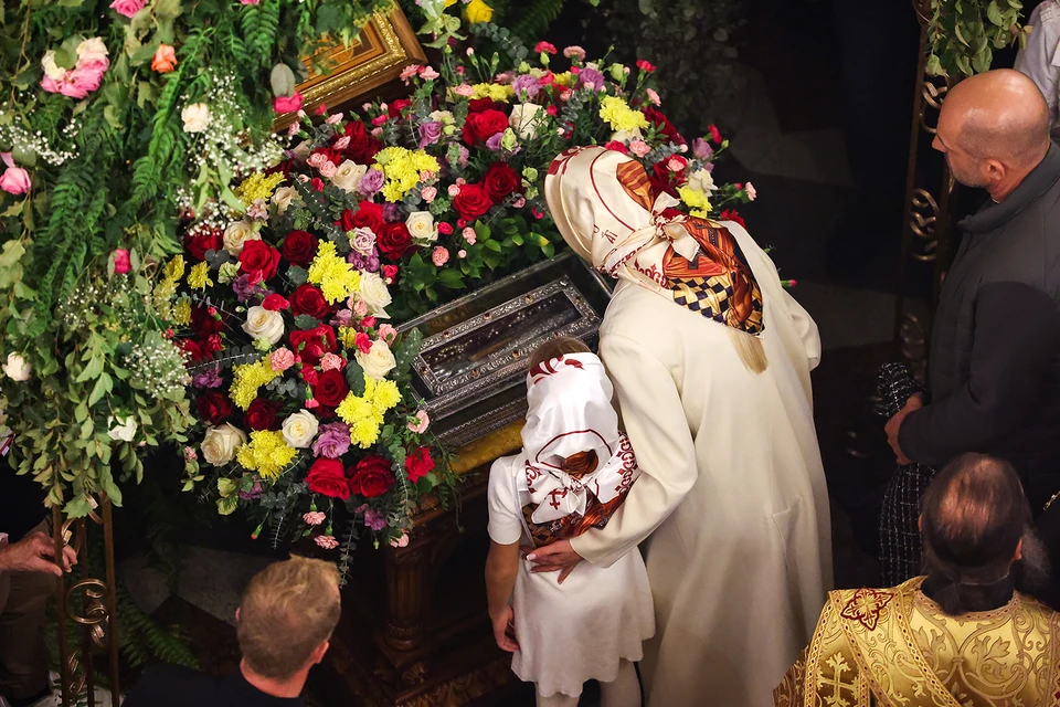 Тело святителя, жившего 1700 лет назад, не превратилось в прах. В кадре: ковчег с правой рукой. Фото: Донат СОРОКИН/ТАСС