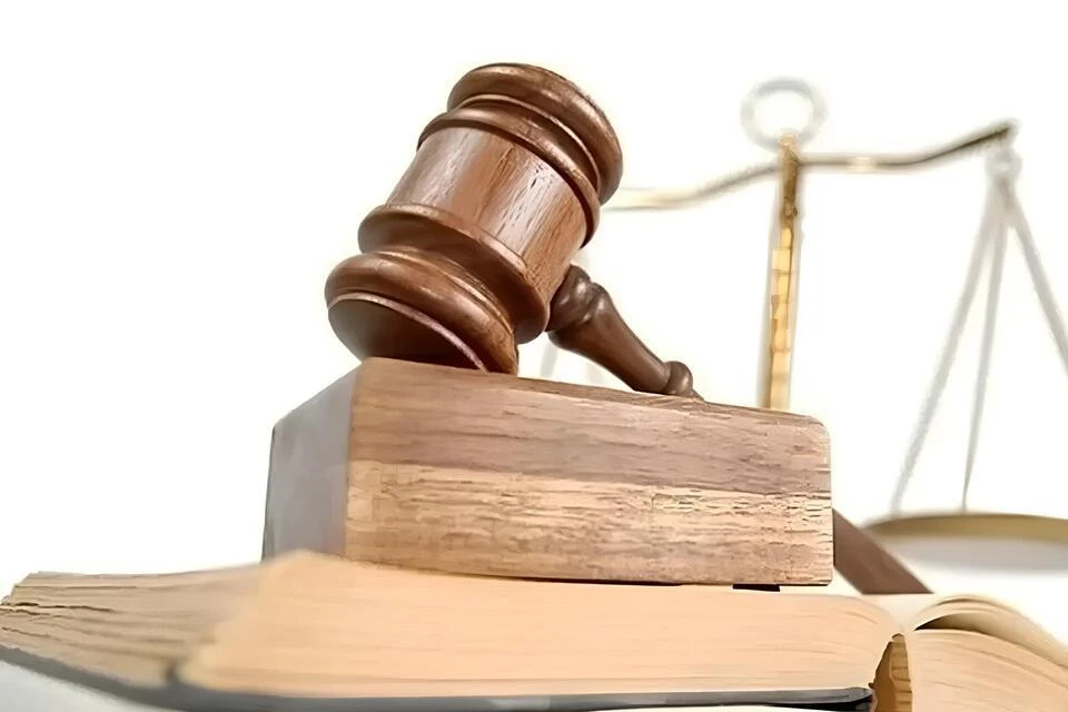 Суд отклонил доводы иностранца о нарушении семейных связей, указав на право супруги и ребенка переехать на его родину.