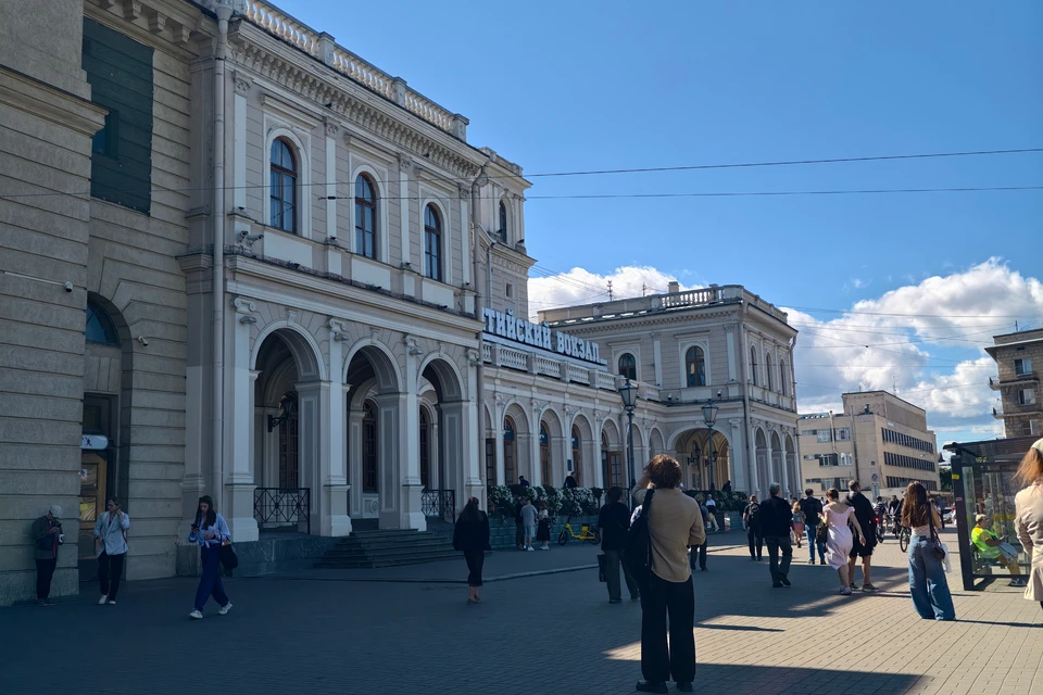Мужчина убедился, что за ним никто не наблюдает, забрал украшение и скрылся.