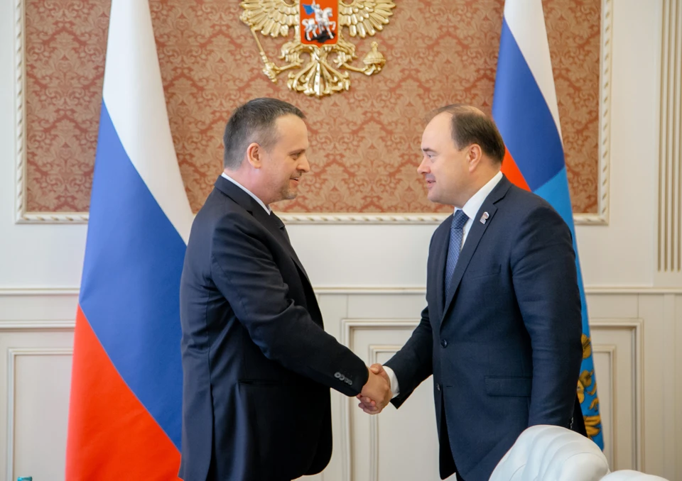 Министр транспорта РФ (слева) Андрей Никитин высоко оценил достижения региона в дорожном строительстве и модернизации транспортной системы.