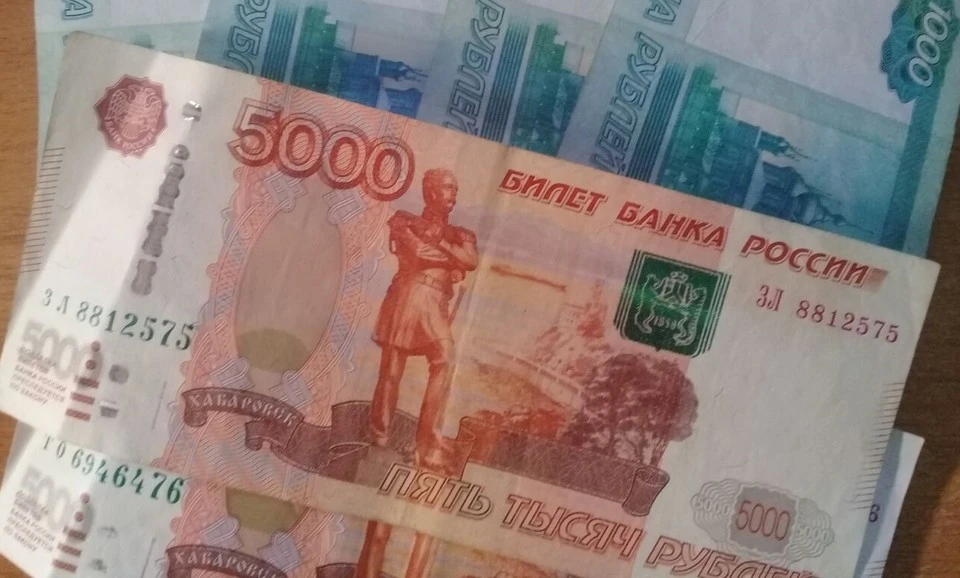 Задолженность подлежит взысканию отдельно и полностью остается за осужденным.