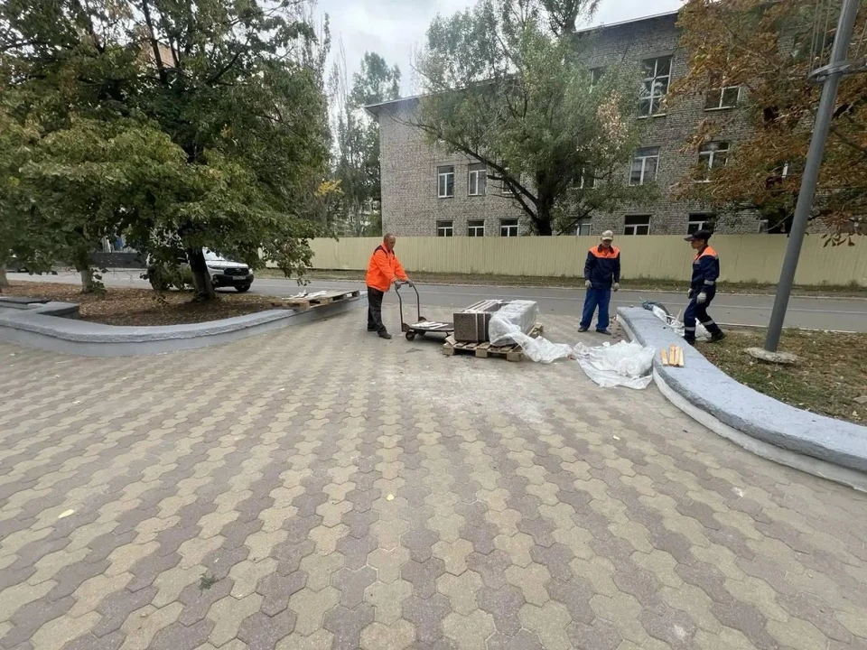 Прямо сейчас подрядная организация устанавливает новые лавочки и урны. ФОТО: Администрация Краснодонского муниципального округа ЛНР