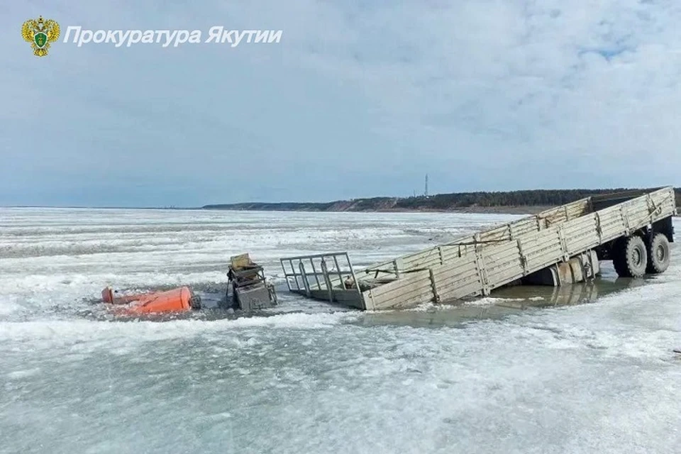 В Якутии прокуратура обязала владельца поднять затонувший КАМАЗ из Лены