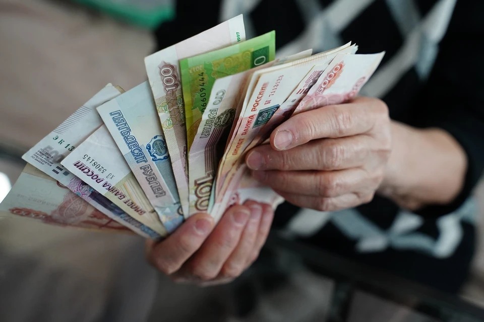 Мошенники убедили женщину перевести деньги на разные счета
