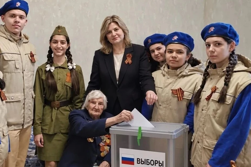 Любовь Кожанову навестили члены избиркома и юнармейцы. Фото: администрация Предгорного округа