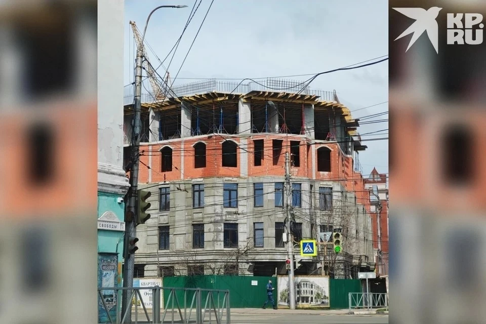 В начале 2026 года работы по надстройке новых конструкций уже велись.