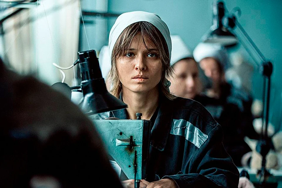 Женя (Любовь Аксенова) сшила свою месть из нашего общего запроса на справедливость. Как смогла. Фото: Кадр из сериала «Холод», 2026