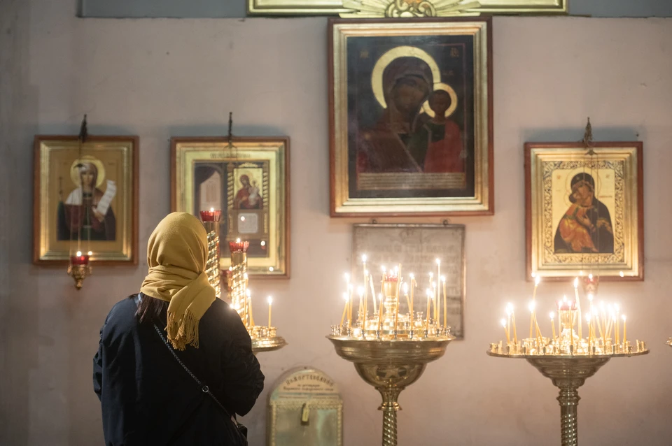 В православных храмах утром 21 сентября совершаются часы (короткие службы) и Божественная литургия, которая длится около 1,5 часов