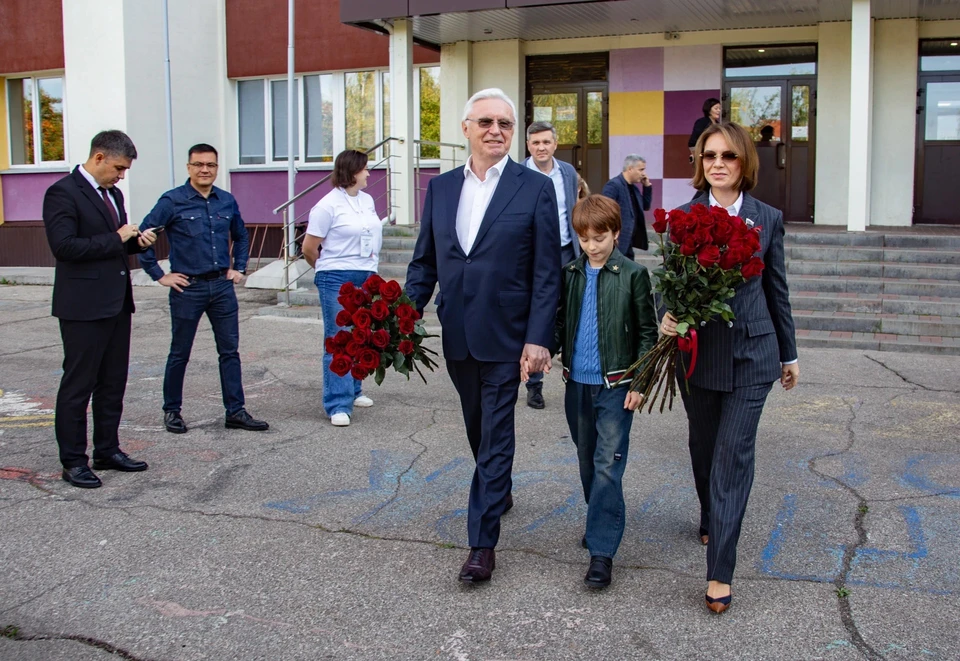 Альфия Когогина приходила на избирательный участок вместе с семьей. Фото: пресс-служба мэрии Наб. Челнов