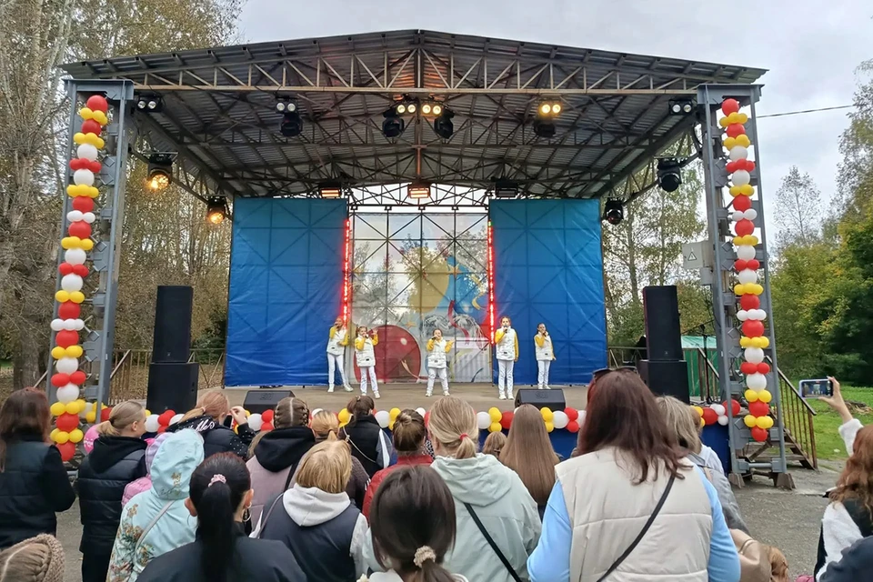 Для гостей праздника организовали концертную программу.